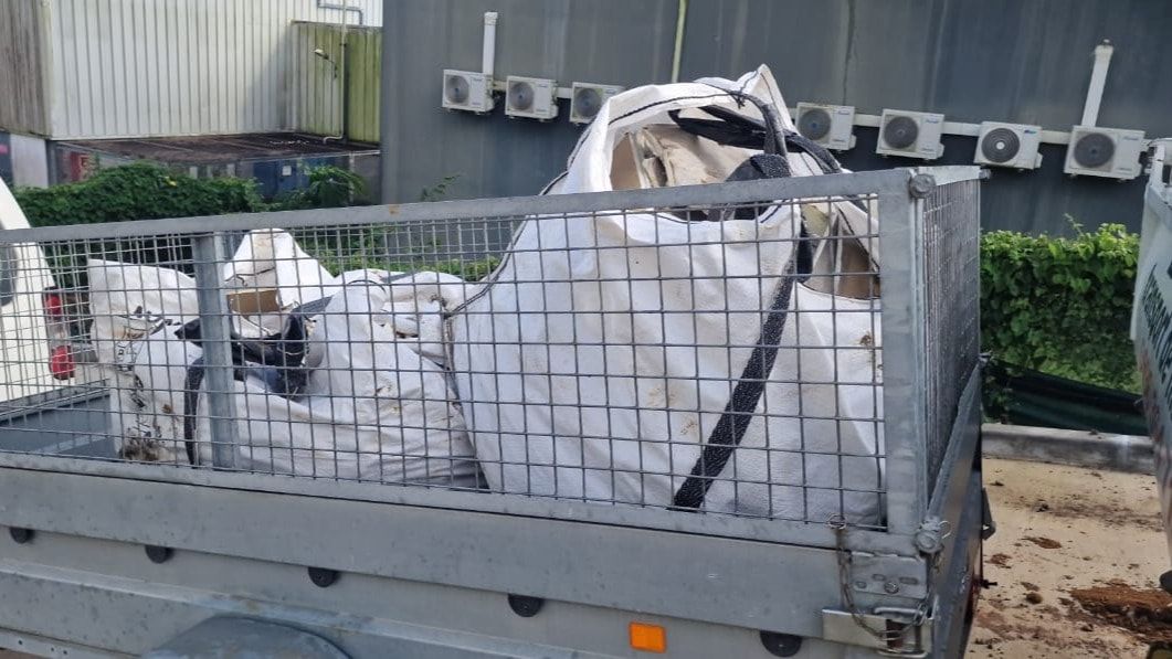 Remorque grillagée de Luco Multiservices chargée de big bags d'encombrants