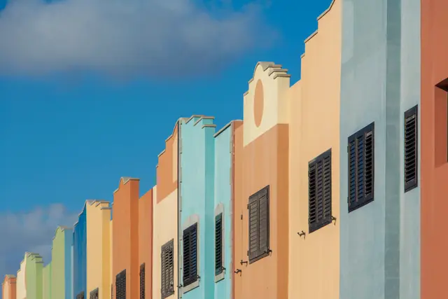Maisons colorées d’un bourg caribéen