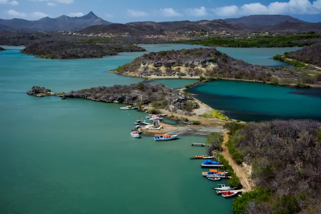 Port de pêche caribéen et bateaux amarrés