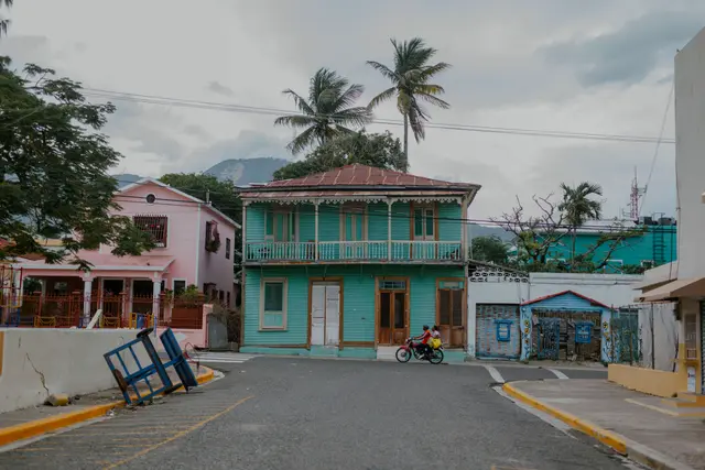 Rue étroite d’un bourg caribéen