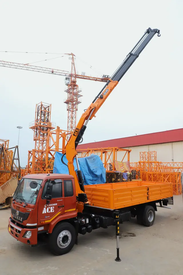 Flèche de grue auxiliaire déployée vers le ciel