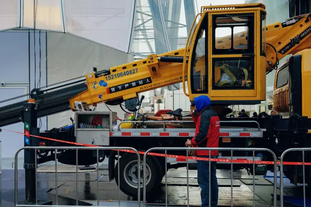 Stabilisateurs d’un camion grue posés au sol