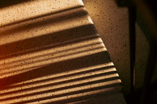 Texture de béton sous une lumière chaude