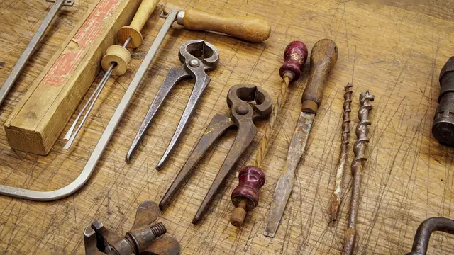 Outils de rénovation posés sur un plan de travail