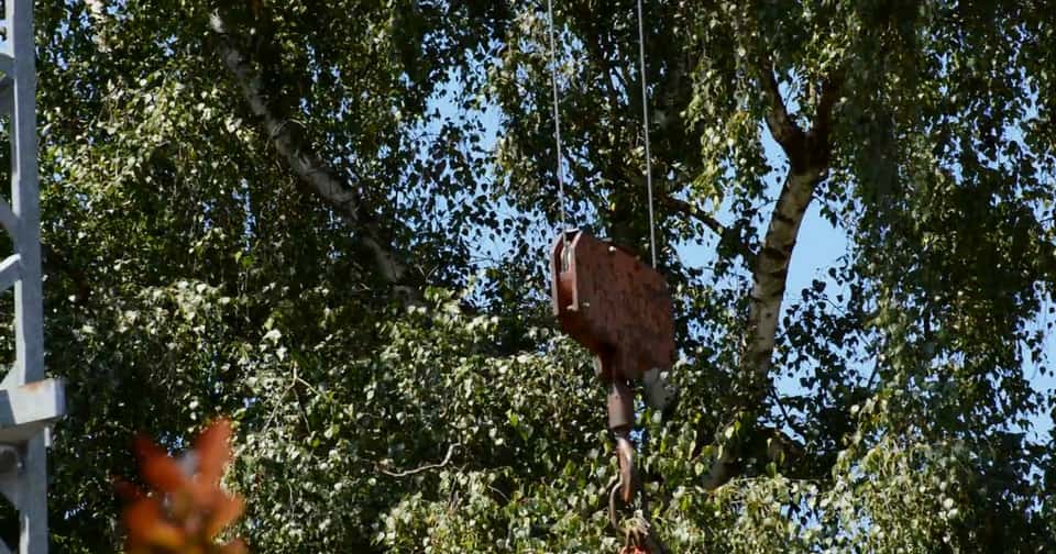 Camion grue en cours de manœuvre